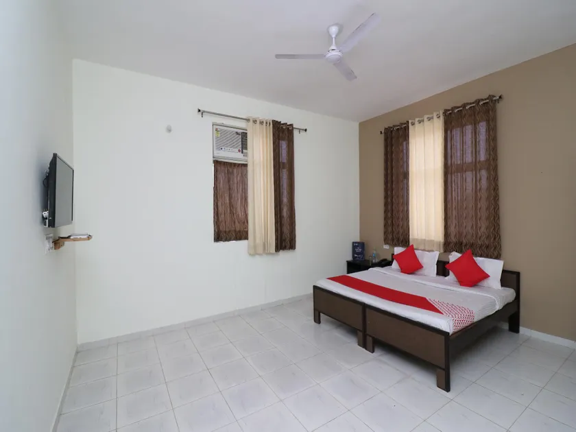 OYO 22648 Shalimar Inn - Image 1