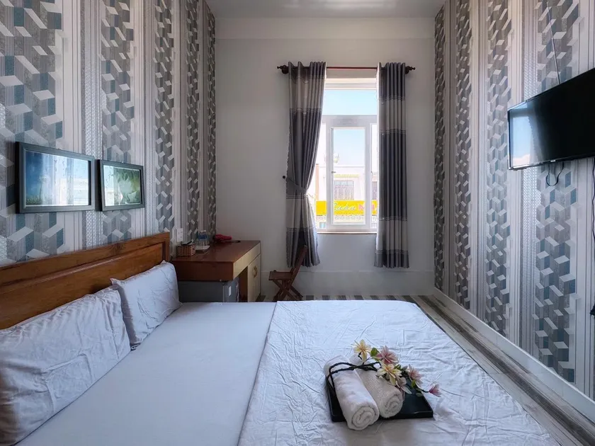 Chan Hotel Dao Phu Quy - Image 1