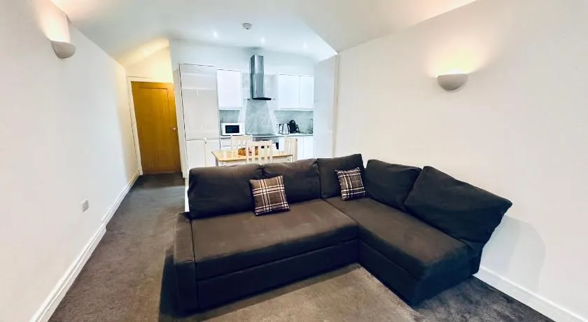 Stylish 1 Bedroom Flat in the Heart of Staines - Image 1