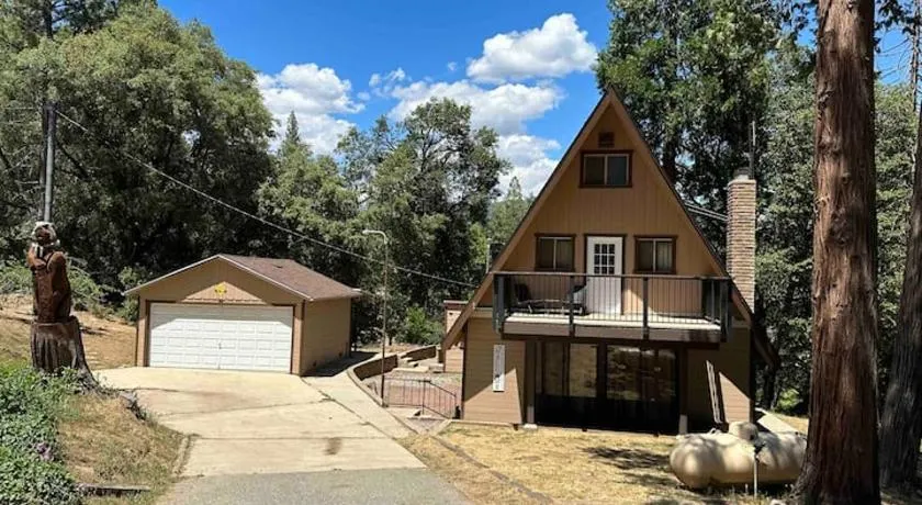 Knotty Pines Lodge - Image 1