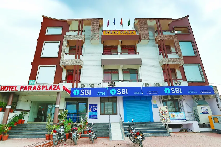 Hotel Paras Plaza - Image 1