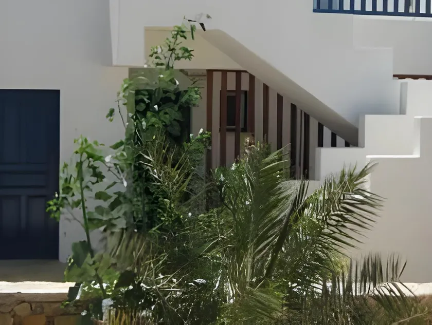 Paradise Hotel - Image 1
