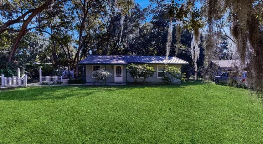 Cozy cottage near the beach with internet, AC, Washer/Dryer - Image 1