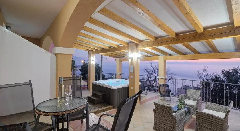 Seabreeze Apartments with Shared Jacuzzi - Image 1