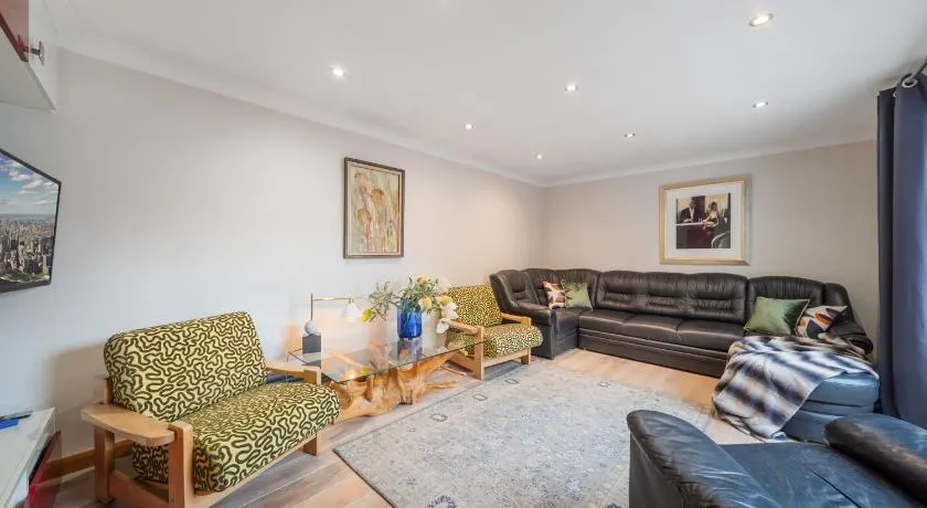 Cosy 3 BEDROOM Home with Garden, Ealing - Image 1