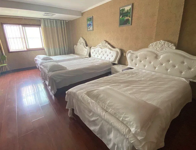 Meng's Hotel - Image 1