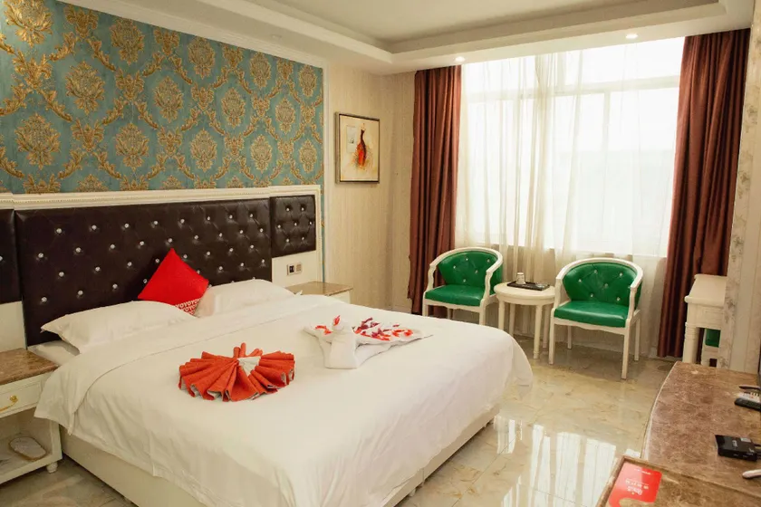 Huaxi Holiday Hotel - Image 1