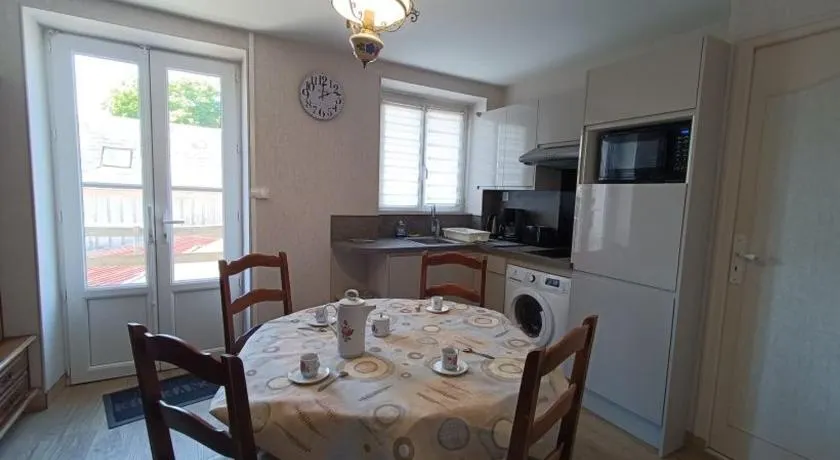 Escapade touristique: gîte avec 2 chambres, TV et cuisine équipée à Bazoches-les-Gallerandes - Image 1
