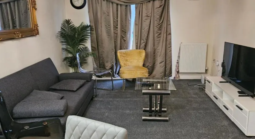 Lux Den close to M1! Netflix , Parking & Broadband - Image 1