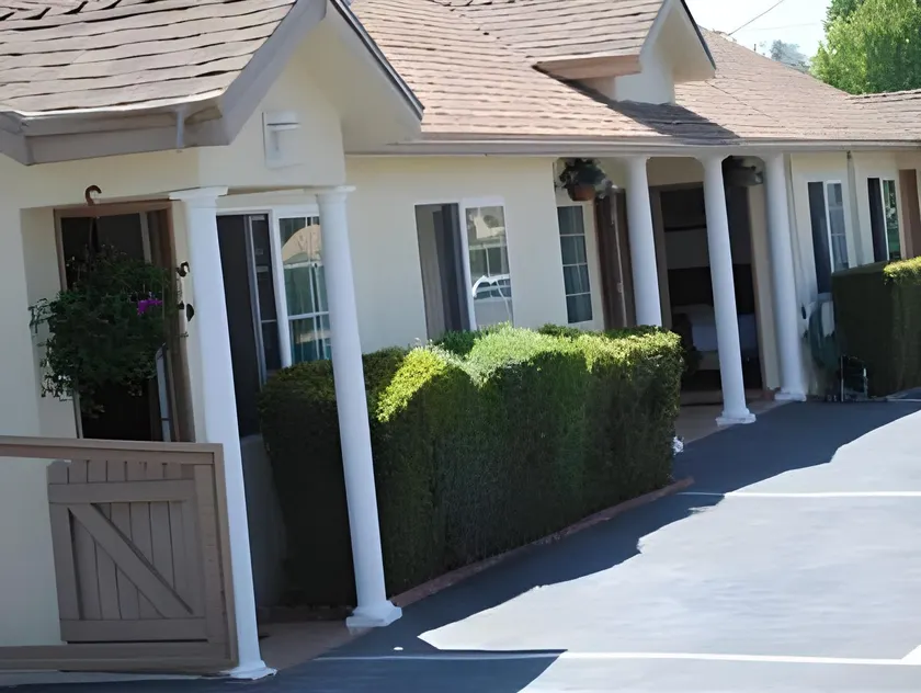 Rose Bowl Motel - Image 1