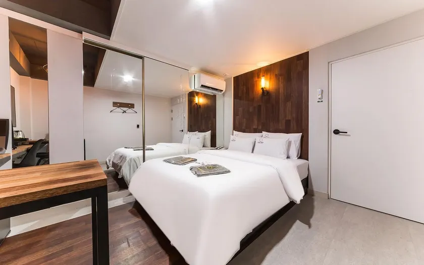 Hertz Hotel - Image 1