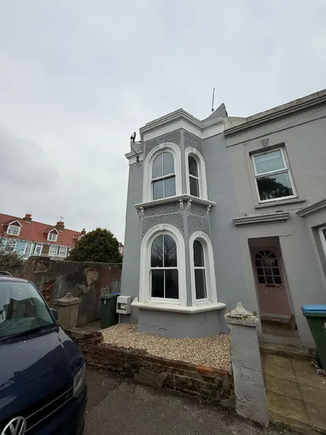 Victoria Cottage Seaside - Spacious 4-BR in Bognor Regis,close to Beachfront & 2 minutes from Butlins Holiday Camp,contractor friendly, families, business travellers - Image 1