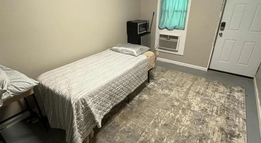Cozy Room Near Downtown Hendersonville - Image 1