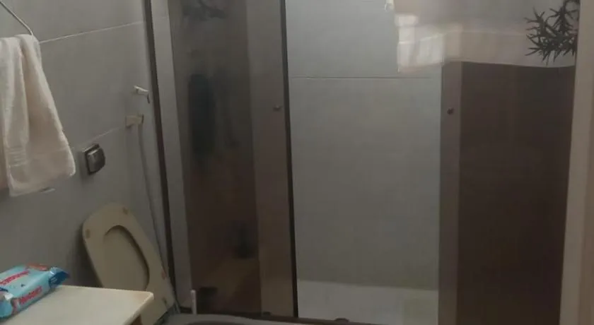 Sofa cama em sala adaptada com Ar condicionado - Image 1