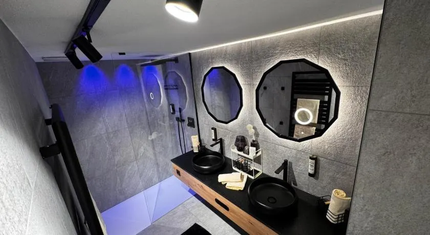 Double room, shower, toilet, facing the mountains - Image 1