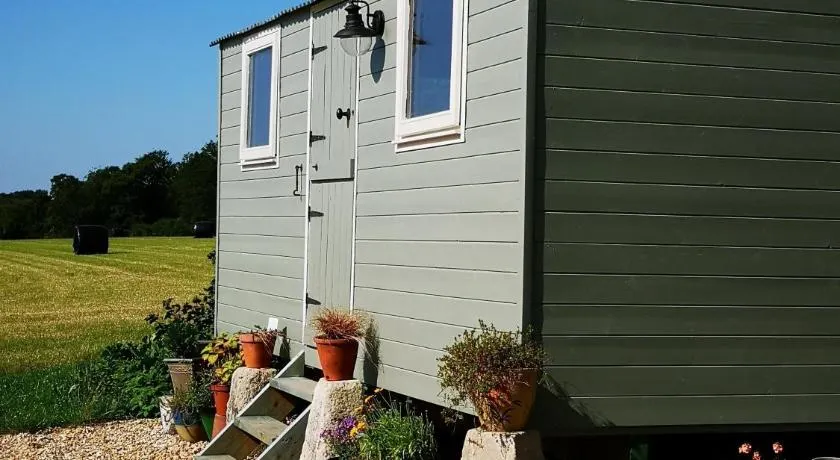 Luxury Shepherd's Hut - The Hyde - Image 1
