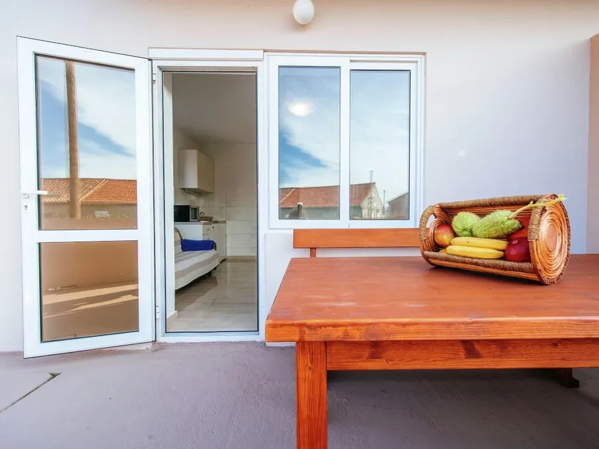 Spacious Apartment in Banj with Terrace - Image 1