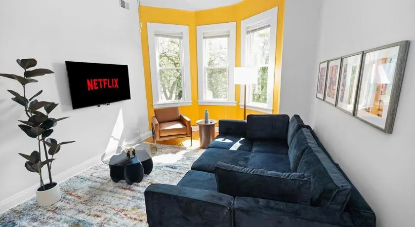 Modern 4BR Unit with Free Parking Near University of Illinois Chicago and Medical District - Image 1
