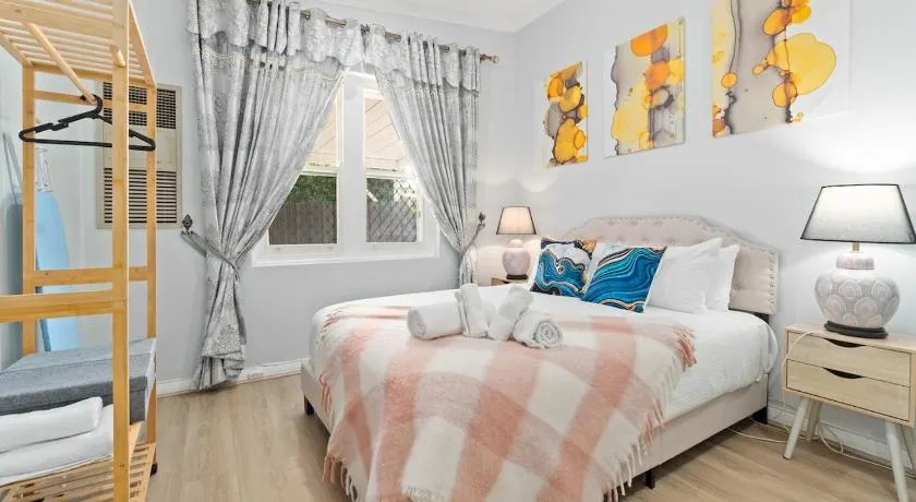 Stylish 2 Bedroom Unit Close to CBD - Image 1