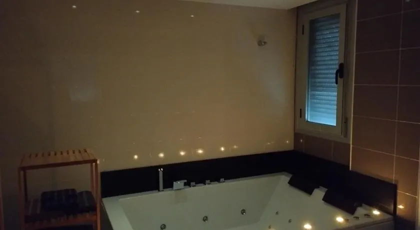 Atico con hidromasaje, terraza y piscina en EbreHogar - Image 1