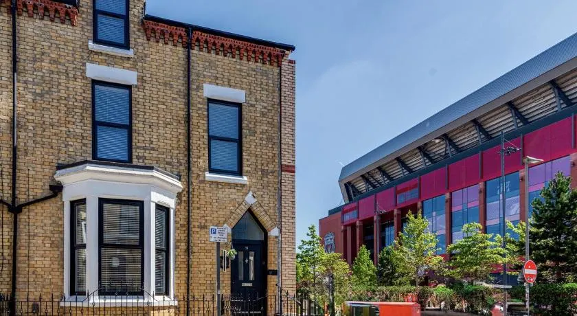 The Rockfield by Serene Stays Stylish 6BR near Anfield with Bar Virgin Media and Fast WiFi - Image 1