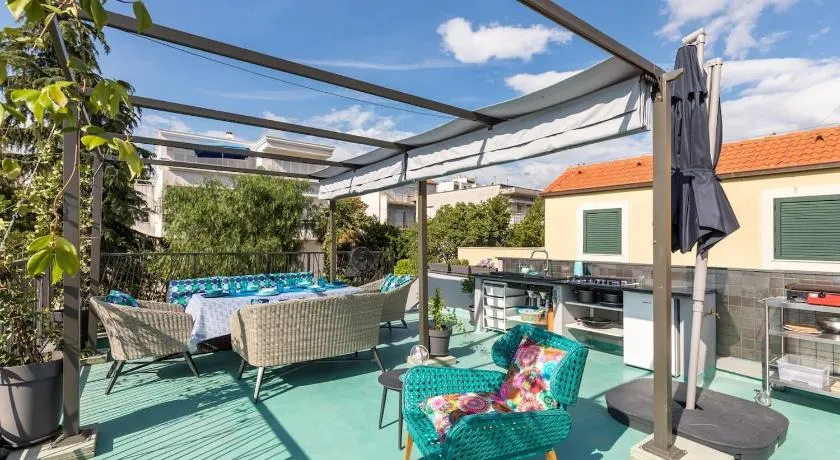 Sleeps 8 Pet friendly Garden & Roof Terrace - Image 1