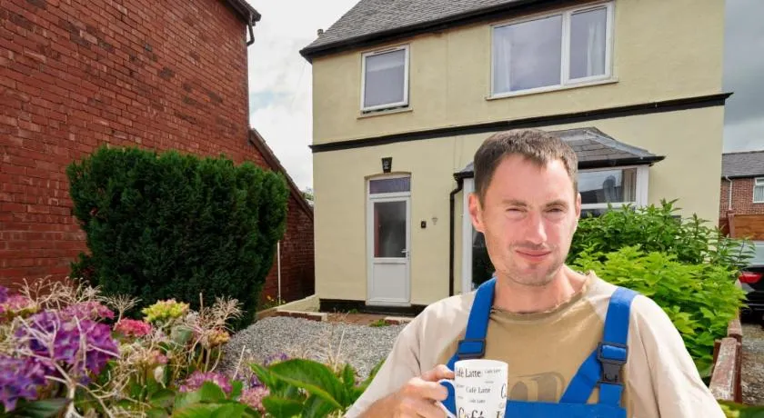 Maintenance, Transport, Medical Teams Bargain, 3 Bed Detached House, Mold, Sleeps 1 to 5 - Image 1