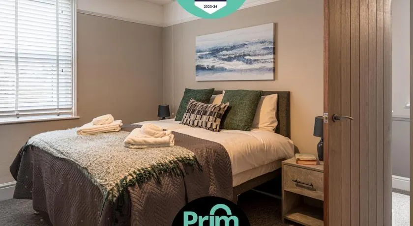 Comfortable 5-Bedroom House in Cheltenham - Image 1
