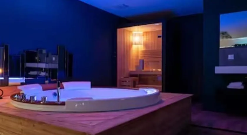 Loveroom Lens - Image 1