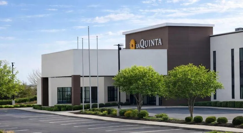 La Quinta Inn & Suites by Wyndham Miamisburg Dayton South - Image 1