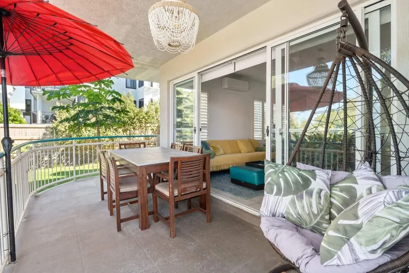 Sunny Seaside Retreat in Coolum Beach - Image 1