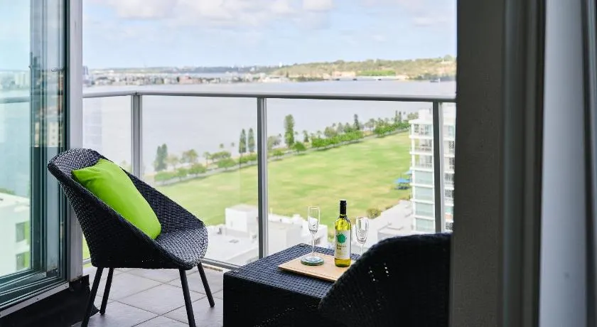 Penthouse Style Apartment, Parking, Pool, Gym - Image 1