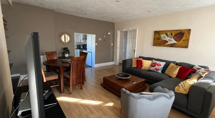 Stay in Yeovil Town Centre, Large 2 BD Apt With Parking, Sleeps 4 - Image 1
