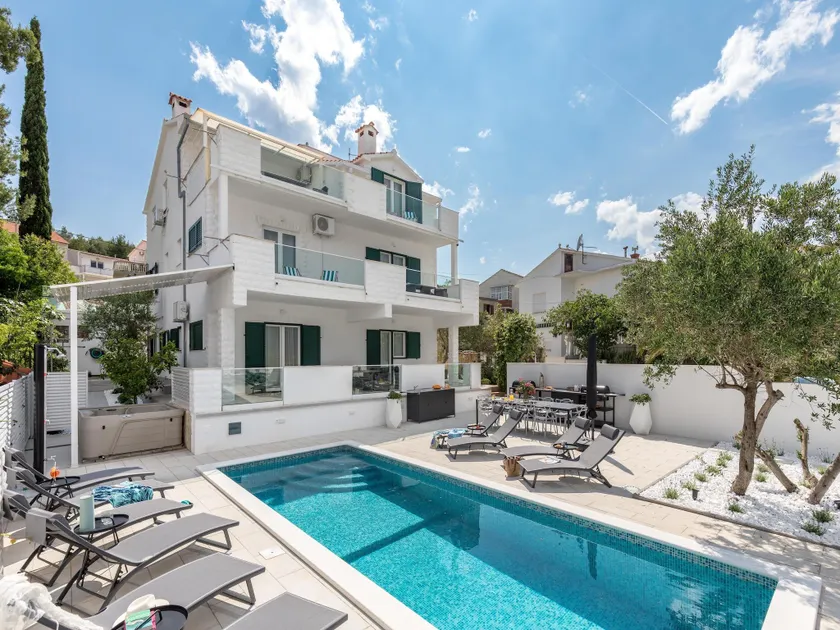 Modern Apartment in Slatine with Terrace - Image 1