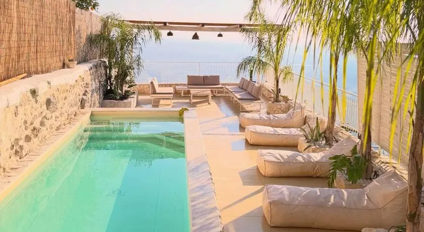 OIKOS Guesthouse & Rooftop - Image 1