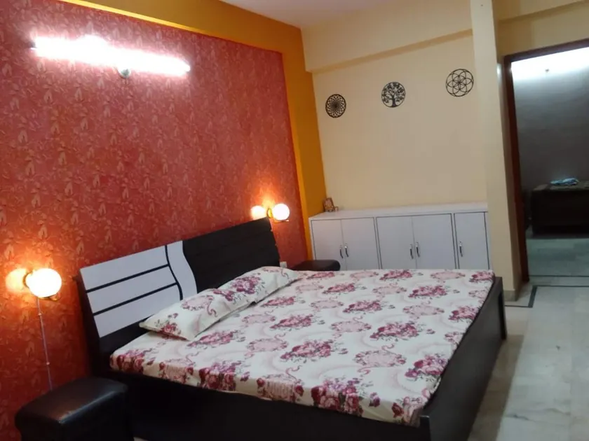 Lovely flat with 24x7 Security, Lift. City Center - Image 1