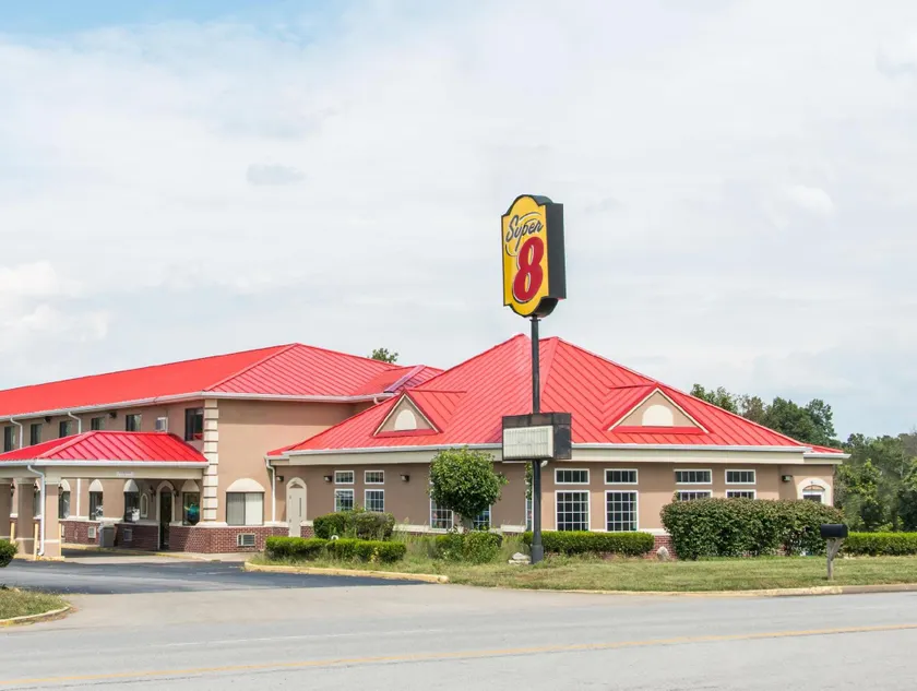 Super 8 by Wyndham Elizabethtown - Image 1