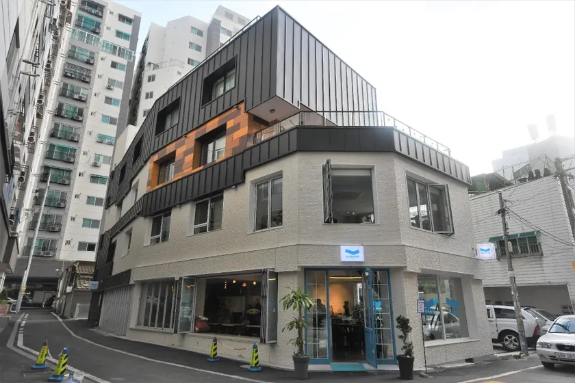 Bluehum Guest house - Image 1