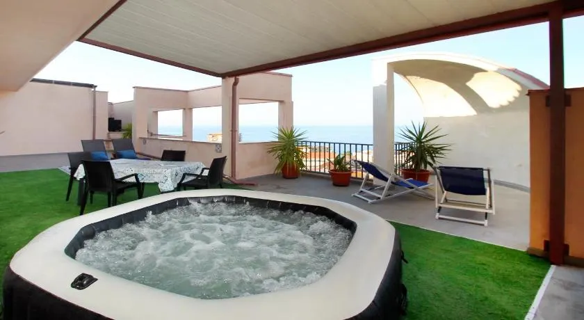 Attico vista mare con terrazza e spa riscaldata - Image 1