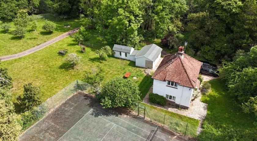 Cosy Cottage with Large Garden I Semi Rural Retreat! Nearby Countryside, Beaches & Goodwood - Chichester Holiday Properties - Image 1
