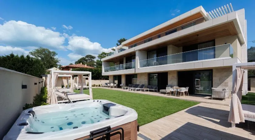 Gold Wave Apartments - Image 1