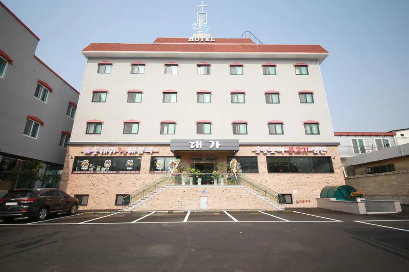 Sansu Hotel - Image 1