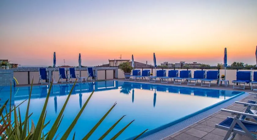 Renzo Hotel - Image 1