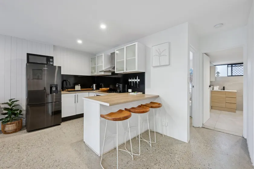 Spacious 1-Bed Apartment in Coolangatta - Image 1