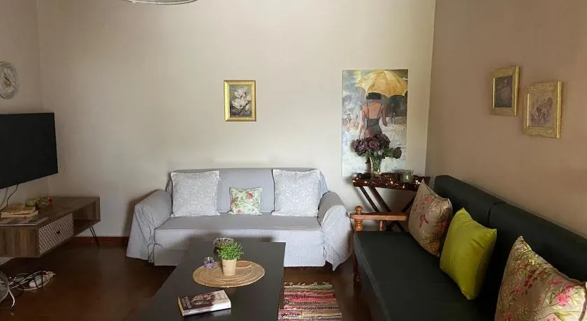 Bee Hive's Country House - Image 1