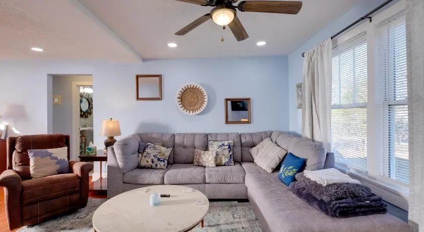 3 Mi to Radford University & River, Charming Home - Image 1