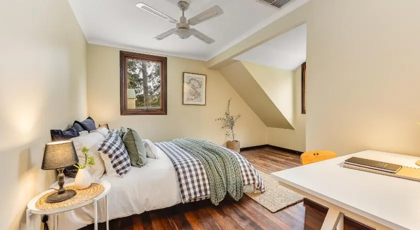 Adelaide Hill Luxury Amenities and Stunning Vistas - Image 1