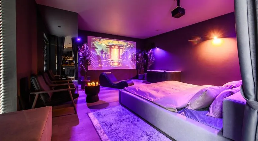 Jacuzzi Cinema Japandi 2 - Image 1