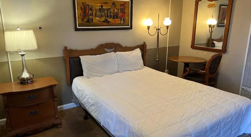 Lariat Motel - Image 1