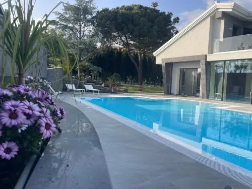 Coco Noir Luxury Villa - Image 1